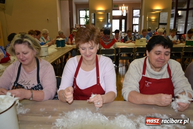 Zdjęcie w galerii na portalu naszraciborz.pl: Szkubanie piyrza w Tworkowie wiadomości z regionu