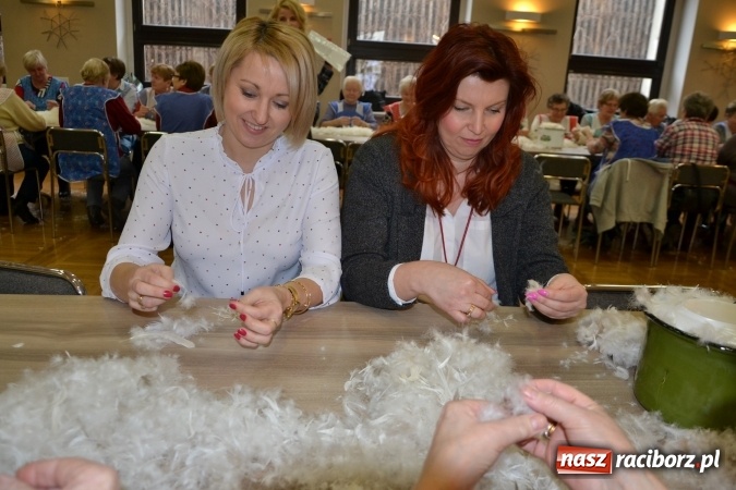 Zdjęcie w galerii na portalu naszraciborz.pl: Szkubanie piyrza w Tworkowie wiadomości z regionu