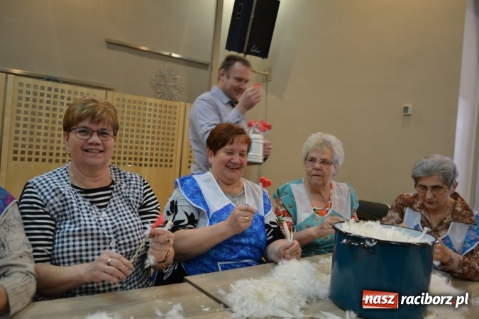 Zdjęcie w galerii na portalu naszraciborz.pl: Szkubanie piyrza w Tworkowie wiadomości z regionu