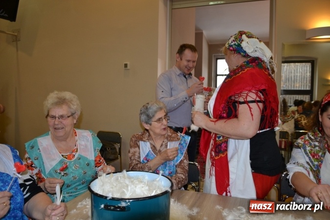 Zdjęcie w galerii na portalu naszraciborz.pl: Szkubanie piyrza w Tworkowie wiadomości z regionu