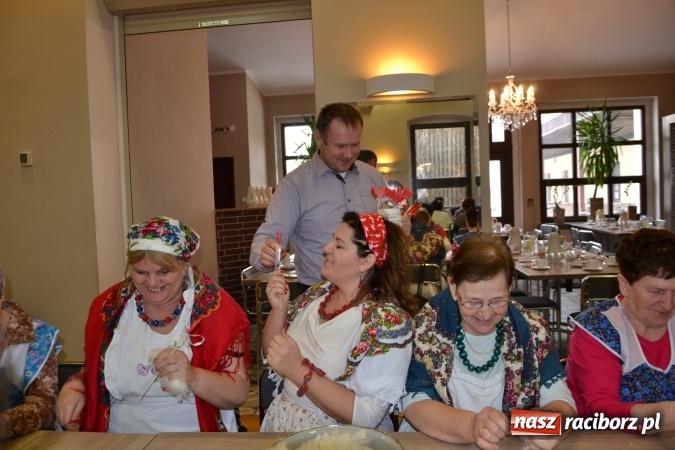 Zdjęcie w galerii na portalu naszraciborz.pl: Szkubanie piyrza w Tworkowie wiadomości z regionu