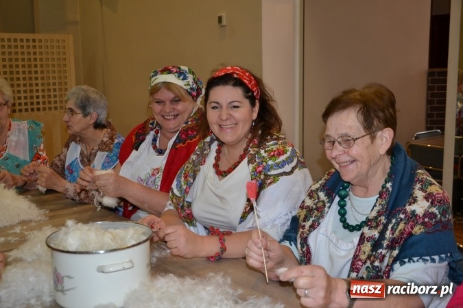 Zdjęcie w galerii na portalu naszraciborz.pl: Szkubanie piyrza w Tworkowie wiadomości z regionu