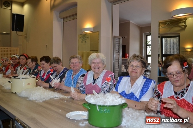 Zdjęcie w galerii na portalu naszraciborz.pl: Szkubanie piyrza w Tworkowie wiadomości z regionu