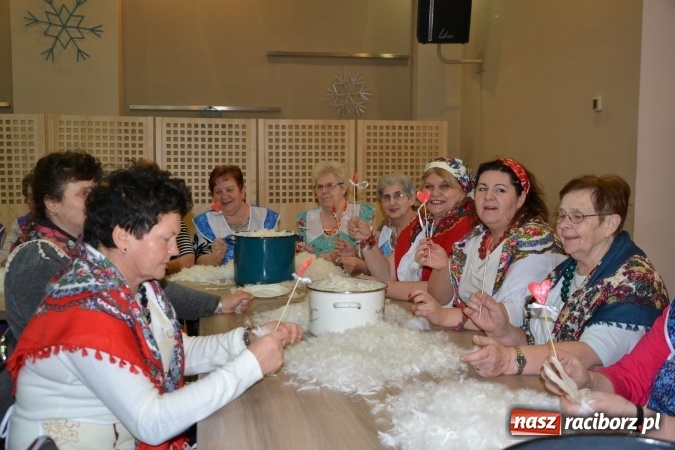 Zdjęcie w galerii na portalu naszraciborz.pl: Szkubanie piyrza w Tworkowie wiadomości z regionu