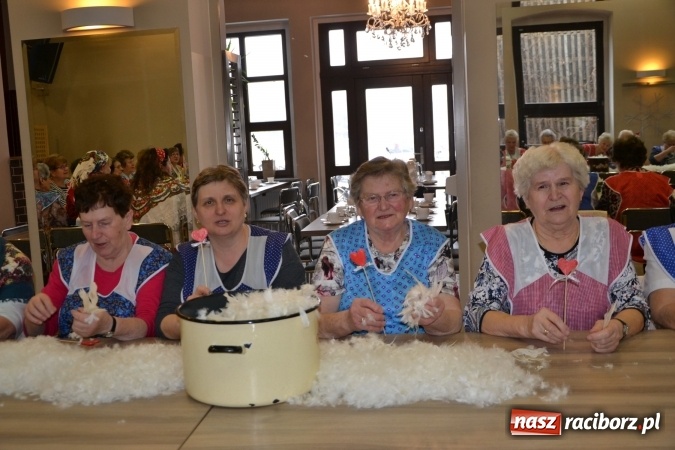 Zdjęcie w galerii na portalu naszraciborz.pl: Szkubanie piyrza w Tworkowie wiadomości z regionu