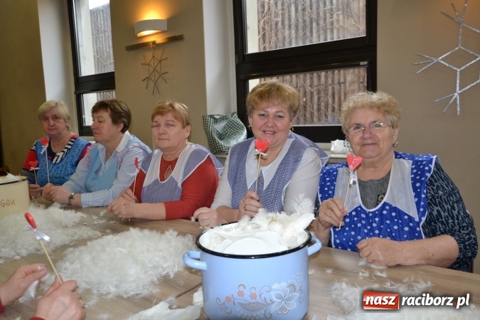 Zdjęcie w galerii na portalu naszraciborz.pl: Szkubanie piyrza w Tworkowie wiadomości z regionu