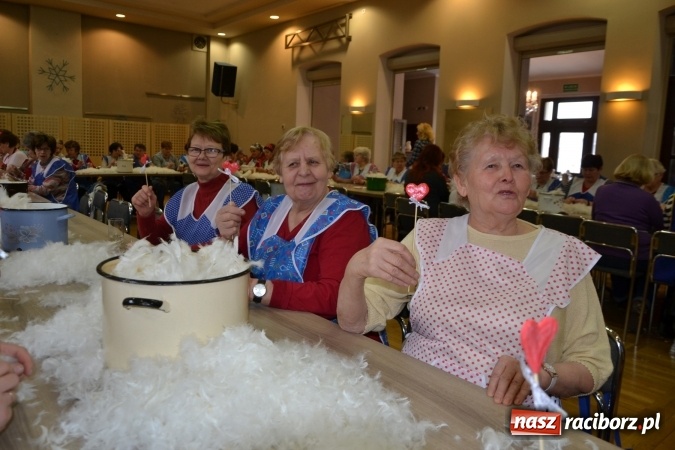 Zdjęcie w galerii na portalu naszraciborz.pl: Szkubanie piyrza w Tworkowie wiadomości z regionu