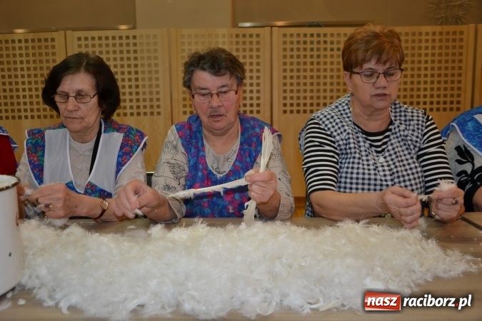 Zdjęcie w galerii na portalu naszraciborz.pl: Szkubanie piyrza w Tworkowie wiadomości z regionu