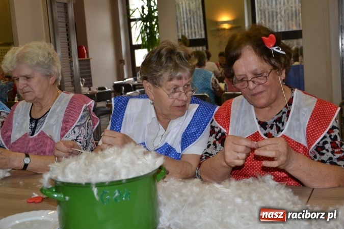 Zdjęcie w galerii na portalu naszraciborz.pl: Szkubanie piyrza w Tworkowie wiadomości z regionu