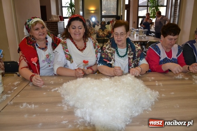 Zdjęcie w galerii na portalu naszraciborz.pl: Szkubanie piyrza w Tworkowie wiadomości z regionu