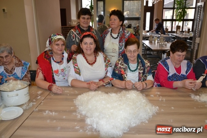 Zdjęcie w galerii na portalu naszraciborz.pl: Szkubanie piyrza w Tworkowie wiadomości z regionu