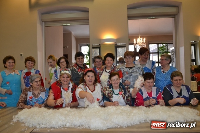 Zdjęcie w galerii na portalu naszraciborz.pl: Szkubanie piyrza w Tworkowie wiadomości z regionu