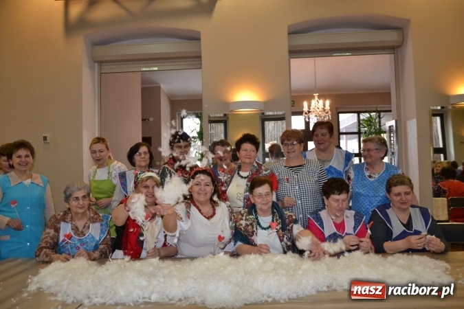 Zdjęcie w galerii na portalu naszraciborz.pl: Szkubanie piyrza w Tworkowie wiadomości z regionu