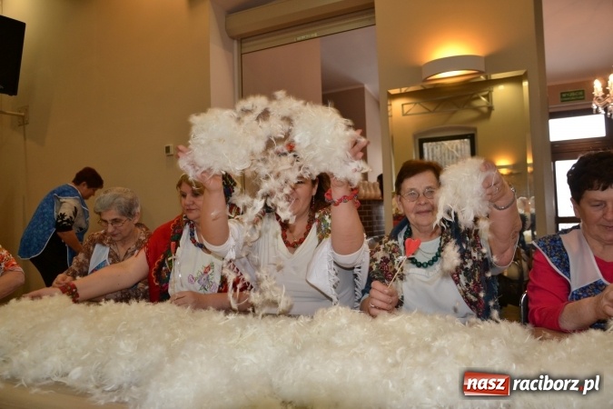 Zdjęcie w galerii na portalu naszraciborz.pl: Szkubanie piyrza w Tworkowie wiadomości z regionu