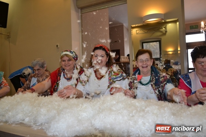 Zdjęcie w galerii na portalu naszraciborz.pl: Szkubanie piyrza w Tworkowie wiadomości z regionu