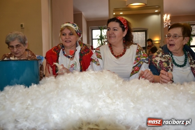 Zdjęcie w galerii na portalu naszraciborz.pl: Szkubanie piyrza w Tworkowie wiadomości z regionu