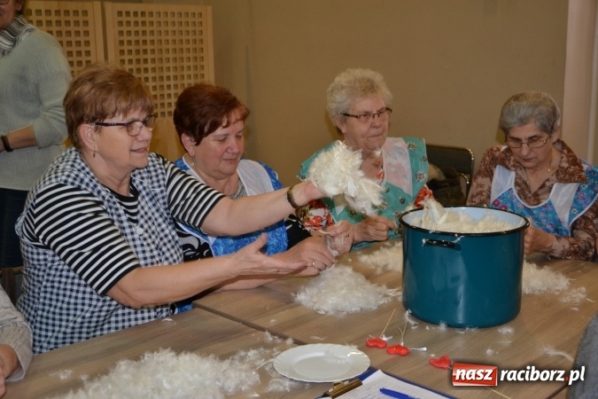 Zdjęcie w galerii na portalu naszraciborz.pl: Szkubanie piyrza w Tworkowie wiadomości z regionu