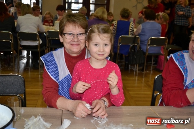 Zdjęcie w galerii na portalu naszraciborz.pl: Szkubanie piyrza w Tworkowie wiadomości z regionu