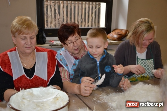 Zdjęcie w galerii na portalu naszraciborz.pl: Szkubanie piyrza w Tworkowie wiadomości z regionu