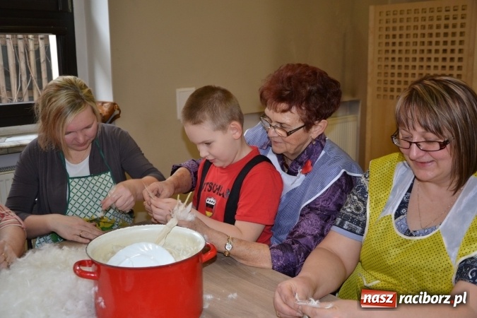 Zdjęcie w galerii na portalu naszraciborz.pl: Szkubanie piyrza w Tworkowie wiadomości z regionu