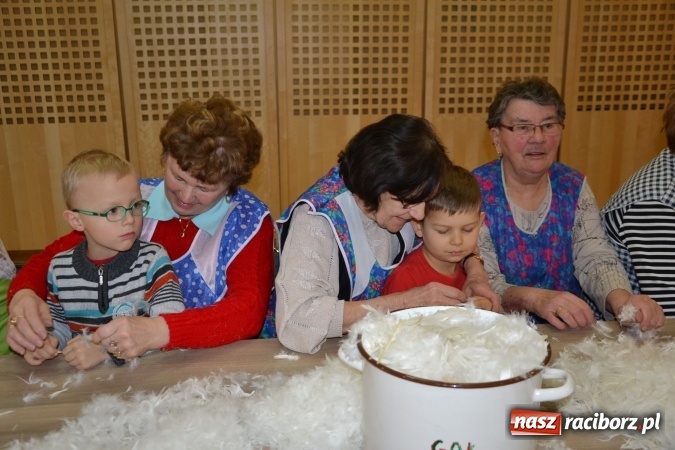 Zdjęcie w galerii na portalu naszraciborz.pl: Szkubanie piyrza w Tworkowie wiadomości z regionu