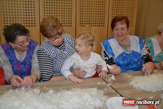 Zdjęcie w galerii na portalu naszraciborz.pl: Szkubanie piyrza w Tworkowie wiadomości z regionu