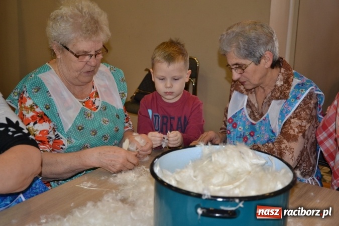 Zdjęcie w galerii na portalu naszraciborz.pl: Szkubanie piyrza w Tworkowie wiadomości z regionu