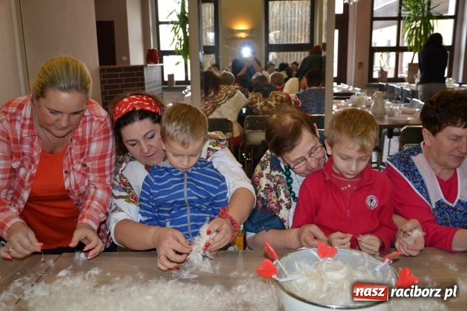 Zdjęcie w galerii na portalu naszraciborz.pl: Szkubanie piyrza w Tworkowie wiadomości z regionu