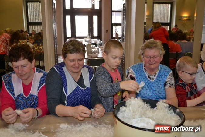 Zdjęcie w galerii na portalu naszraciborz.pl: Szkubanie piyrza w Tworkowie wiadomości z regionu