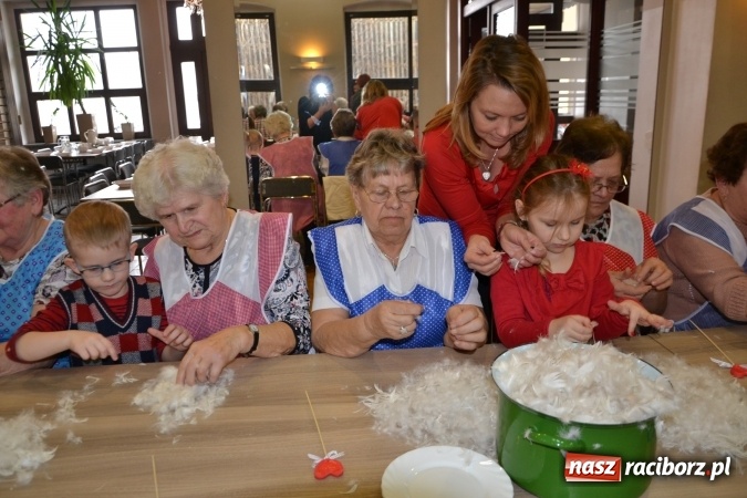 Zdjęcie w galerii na portalu naszraciborz.pl: Szkubanie piyrza w Tworkowie wiadomości z regionu