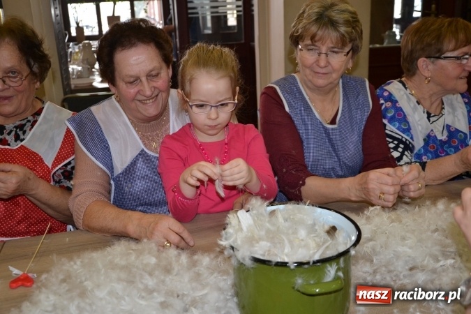 Zdjęcie w galerii na portalu naszraciborz.pl: Szkubanie piyrza w Tworkowie wiadomości z regionu