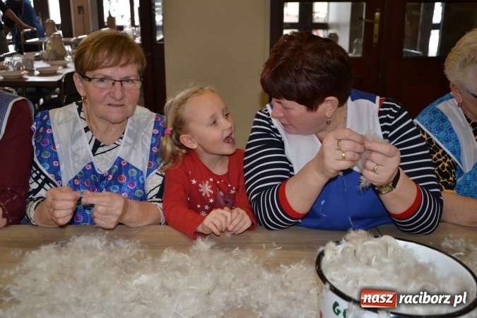 Zdjęcie w galerii na portalu naszraciborz.pl: Szkubanie piyrza w Tworkowie wiadomości z regionu