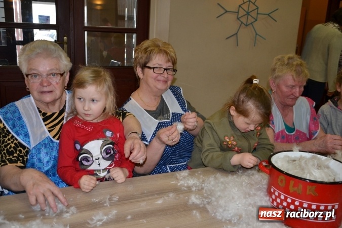 Zdjęcie w galerii na portalu naszraciborz.pl: Szkubanie piyrza w Tworkowie wiadomości z regionu