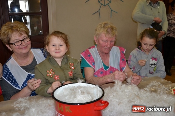 Zdjęcie w galerii na portalu naszraciborz.pl: Szkubanie piyrza w Tworkowie wiadomości z regionu