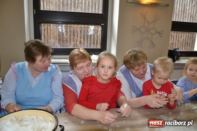 Zdjęcie w galerii na portalu naszraciborz.pl: Szkubanie piyrza w Tworkowie wiadomości z regionu