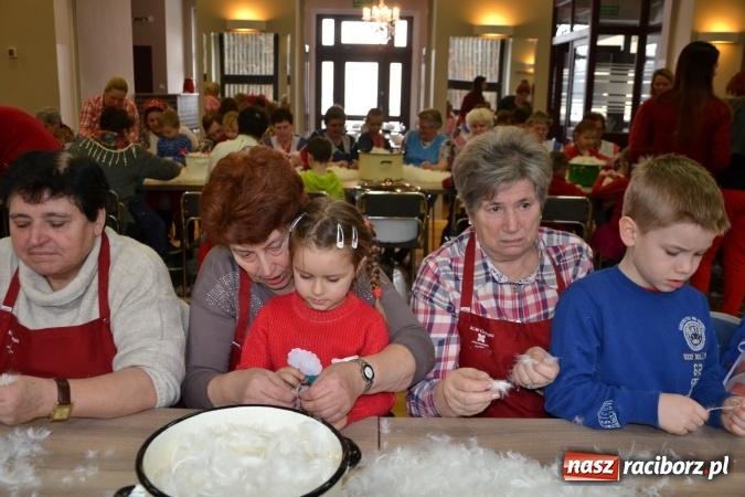 Zdjęcie w galerii na portalu naszraciborz.pl: Szkubanie piyrza w Tworkowie wiadomości z regionu