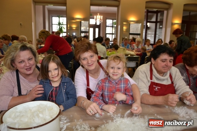 Zdjęcie w galerii na portalu naszraciborz.pl: Szkubanie piyrza w Tworkowie wiadomości z regionu