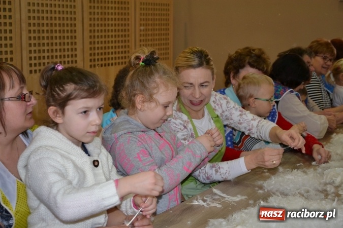 Zdjęcie w galerii na portalu naszraciborz.pl: Szkubanie piyrza w Tworkowie wiadomości z regionu