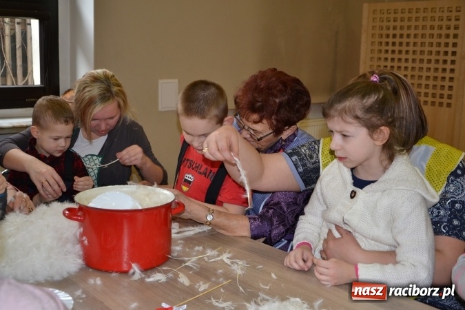 Zdjęcie w galerii na portalu naszraciborz.pl: Szkubanie piyrza w Tworkowie wiadomości z regionu