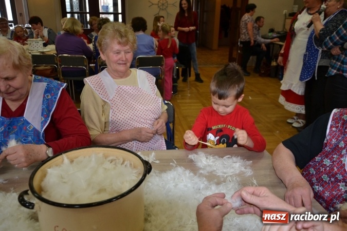 Zdjęcie w galerii na portalu naszraciborz.pl: Szkubanie piyrza w Tworkowie wiadomości z regionu