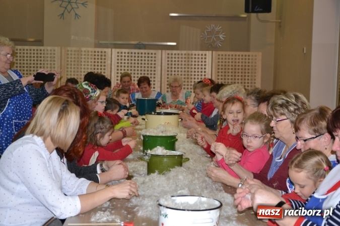 Zdjęcie w galerii na portalu naszraciborz.pl: Szkubanie piyrza w Tworkowie wiadomości z regionu
