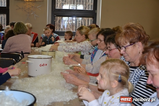Zdjęcie w galerii na portalu naszraciborz.pl: Szkubanie piyrza w Tworkowie wiadomości z regionu