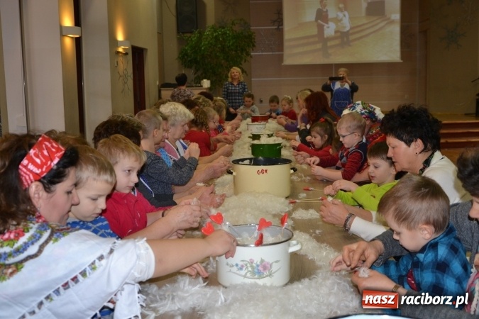 Zdjęcie w galerii na portalu naszraciborz.pl: Szkubanie piyrza w Tworkowie wiadomości z regionu