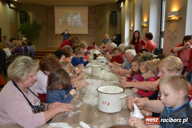 Zdjęcie w galerii na portalu naszraciborz.pl: Szkubanie piyrza w Tworkowie wiadomości z regionu