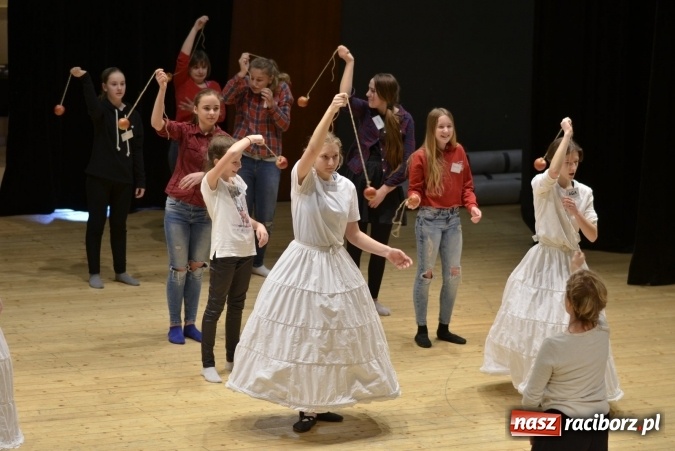 Zdjęcie w galerii na portalu naszraciborz.pl: ALLchemia - nauka, sztuka, zabawa - wyjątkowy spektakl w RCK wiadomości z regionu