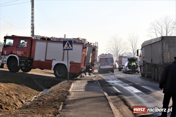 Zdjęcie w galerii na portalu naszraciborz.pl: Zderzenie skody i fiata DW 935 w Rzuchowie wiadomości z regionu