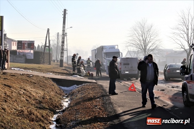 Zdjęcie w galerii na portalu naszraciborz.pl: Zderzenie skody i fiata DW 935 w Rzuchowie wiadomości z regionu