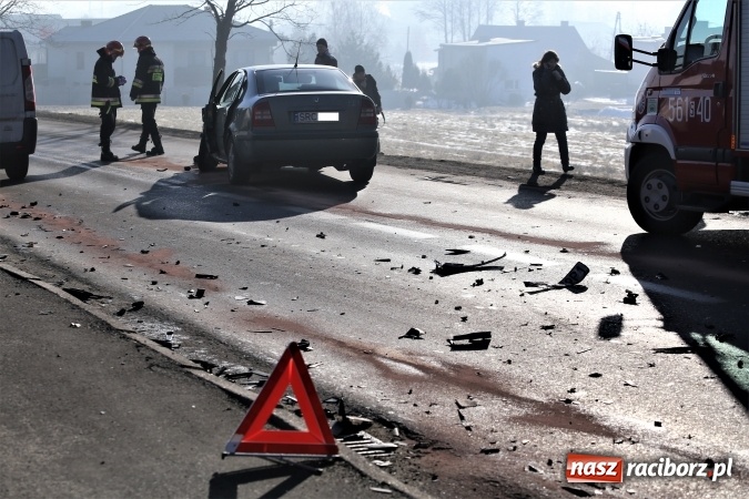 Zdjęcie w galerii na portalu naszraciborz.pl: Zderzenie skody i fiata DW 935 w Rzuchowie wiadomości z regionu
