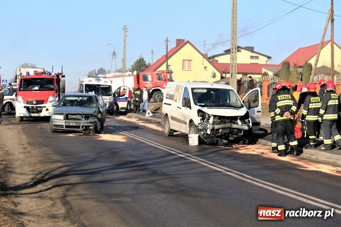 Zdjęcie w galerii na portalu naszraciborz.pl: Zderzenie skody i fiata DW 935 w Rzuchowie wiadomości z regionu