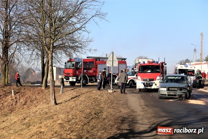 Zdjęcie w galerii na portalu naszraciborz.pl: Zderzenie skody i fiata DW 935 w Rzuchowie wiadomości z regionu